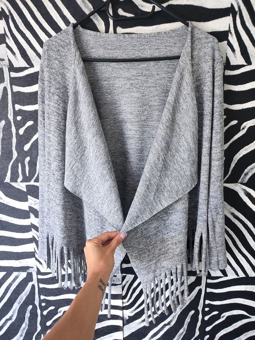 Szary miękki sweter narzutka z frędzlami oversize r. S / M