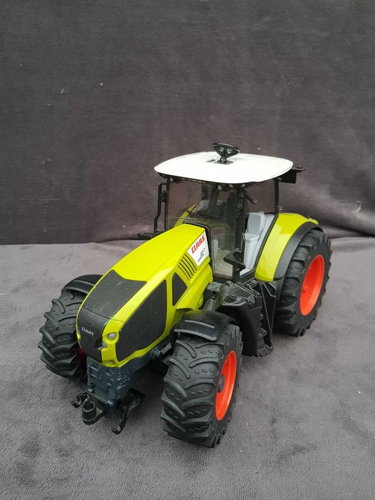 Bruder Claas Axion 950 Traktor