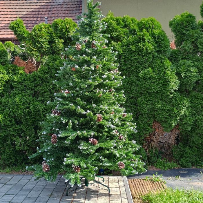 Choinka sztuczna Świerk oszroniona z szyszkami , gęsta, stojak 240 cm