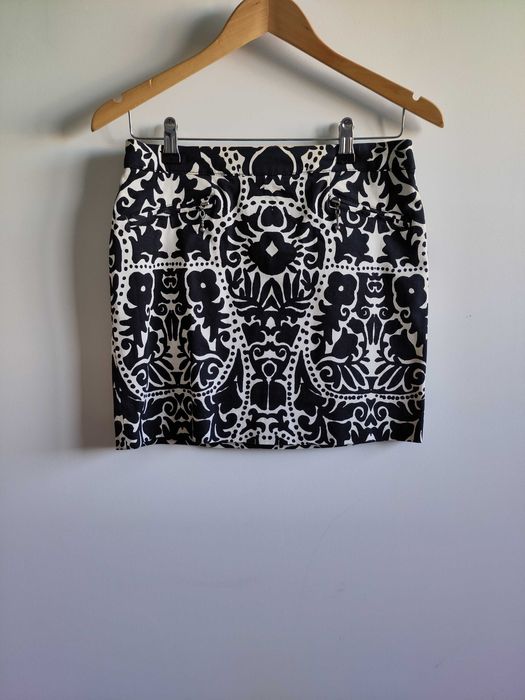 Mini saia padrão preto e branco