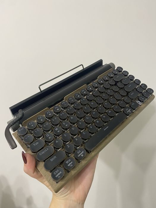 Механічна ретро клавіатура у вигляді друкарськоі машинки