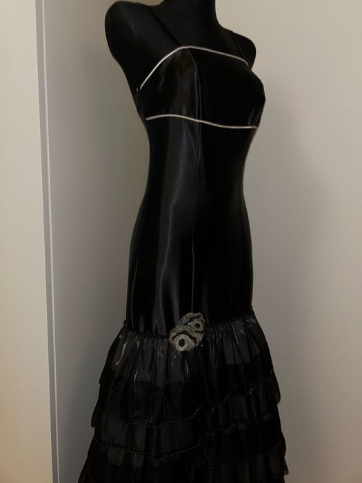 Sukienka wieczorowa czarna z falbankami rybka dopasowana z kwiatem