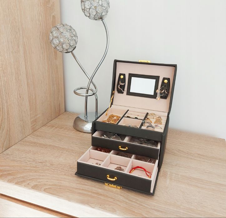 Czarny kuferek na biżuterię 20 przegródek – z kluczykiem i szufladkami