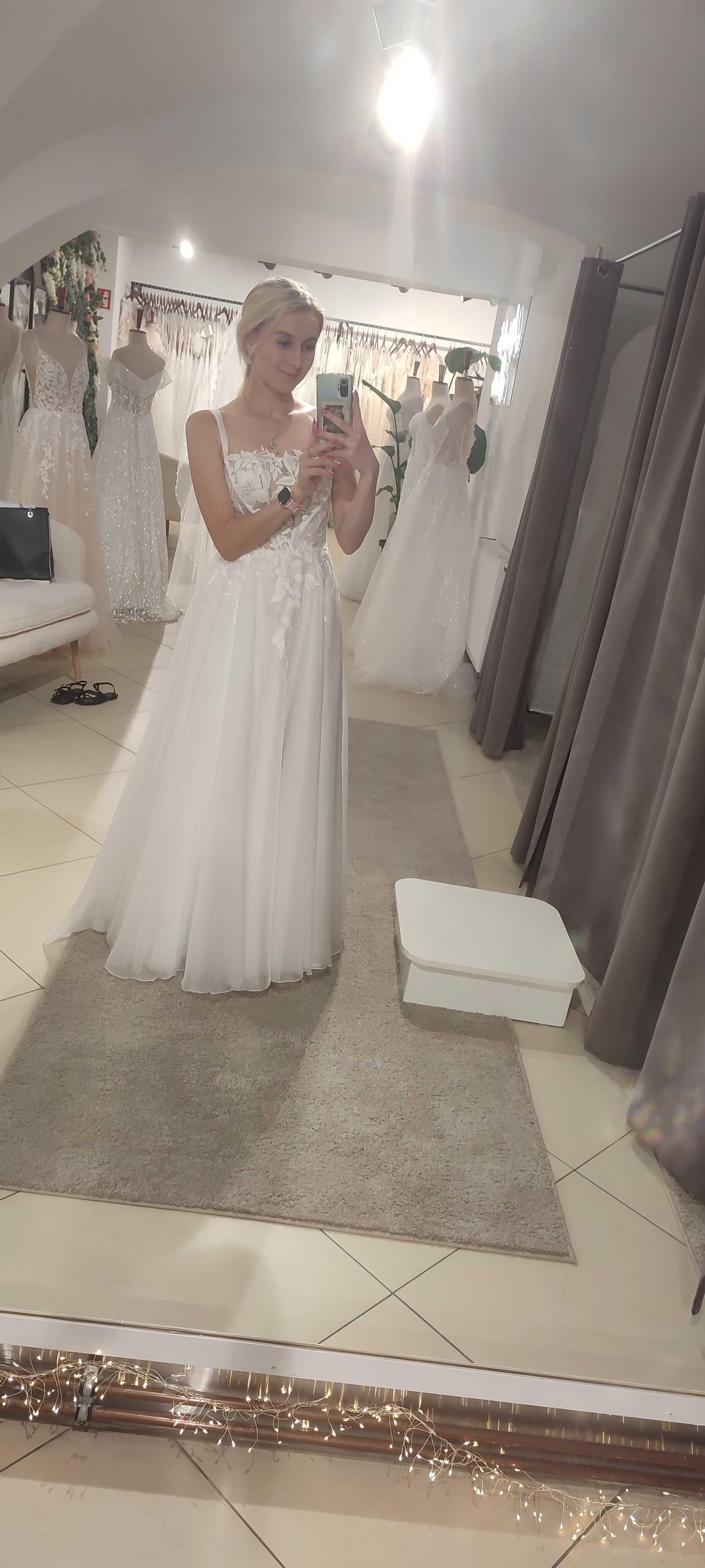 Suknia ślubna Libelle bogato zdobiona kwiaty 3D biała Afrodyta Bride