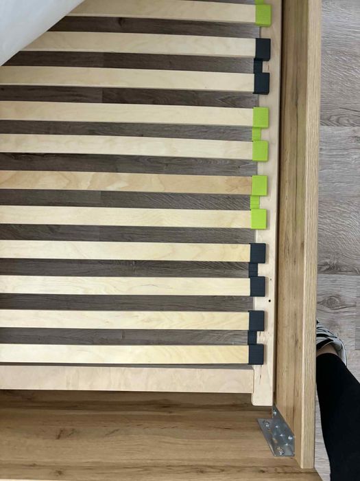 Łóżko z materacem