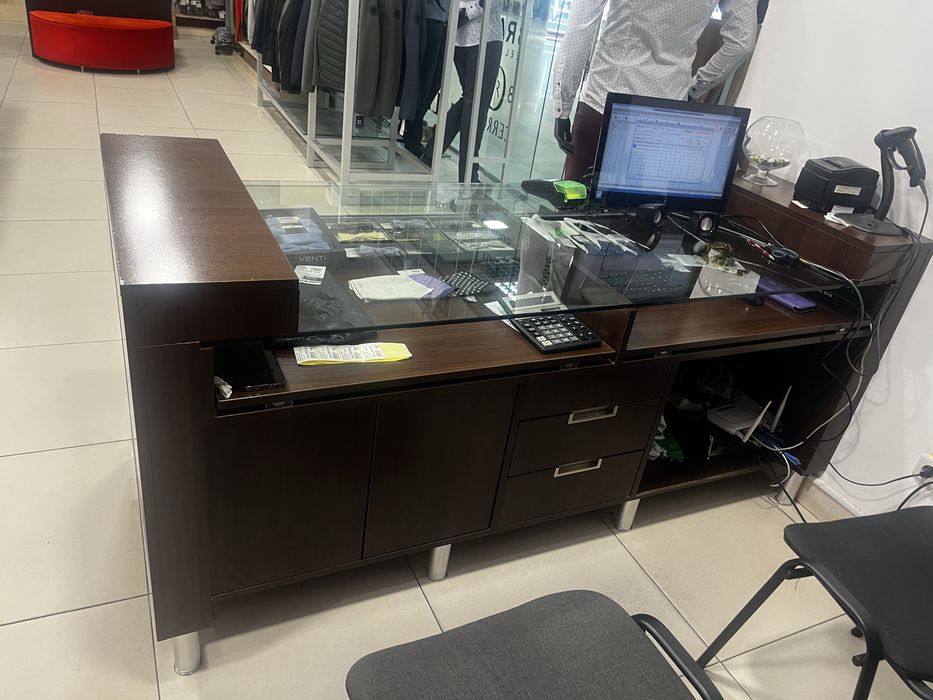 Стол офисный/ мебель в магазин