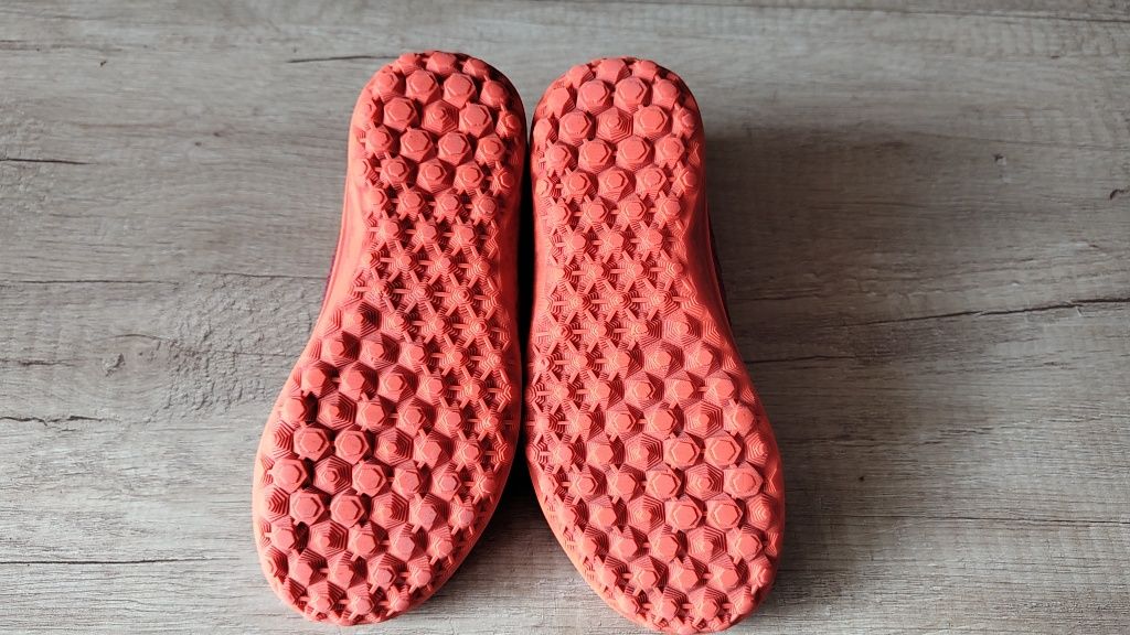 Buty Kipsta do piłki nożnej dla dzieci - Turfy rozmiar 28.