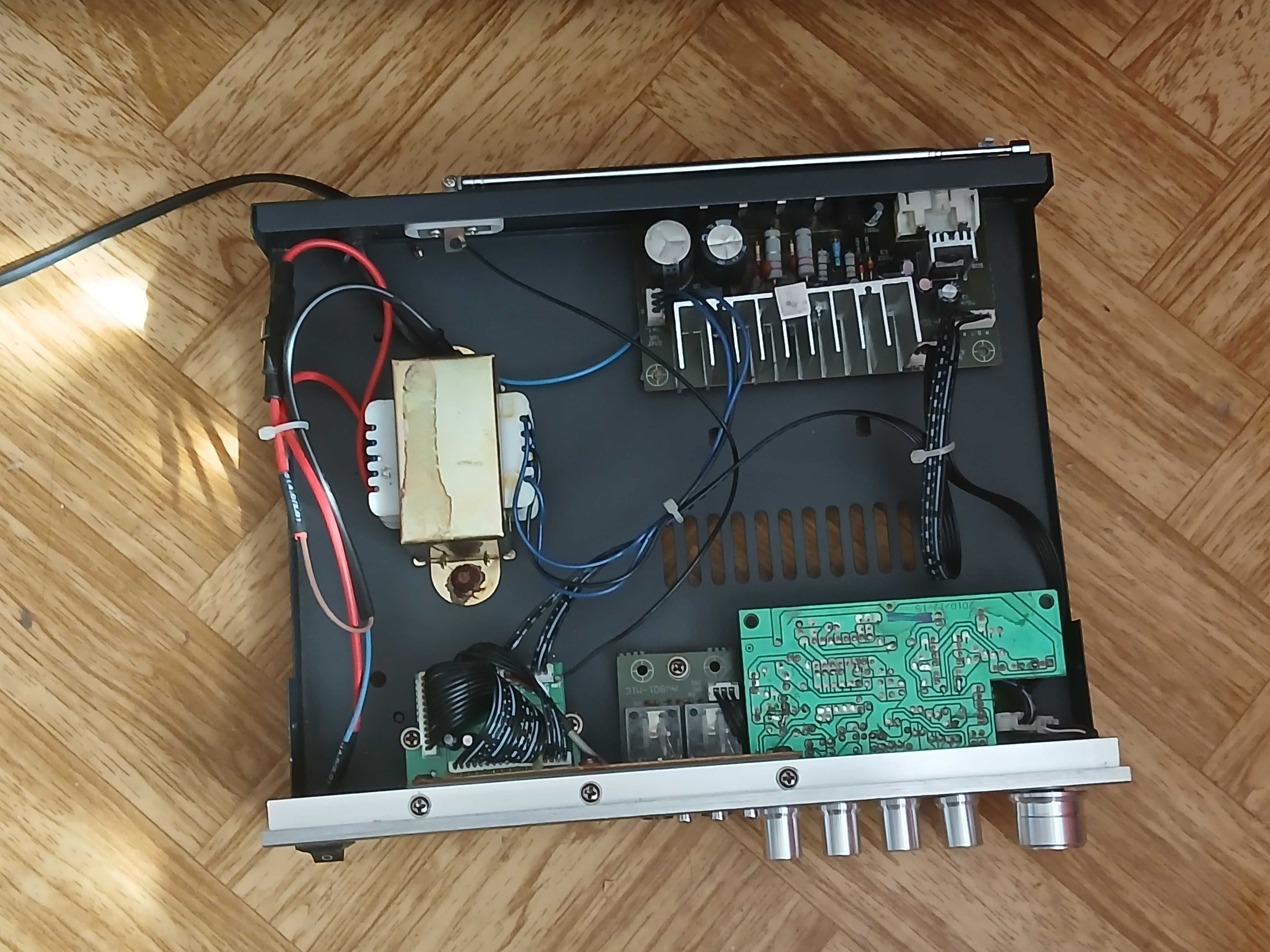 Zestaw audio 2 wzmacniacz i jeden amplituner