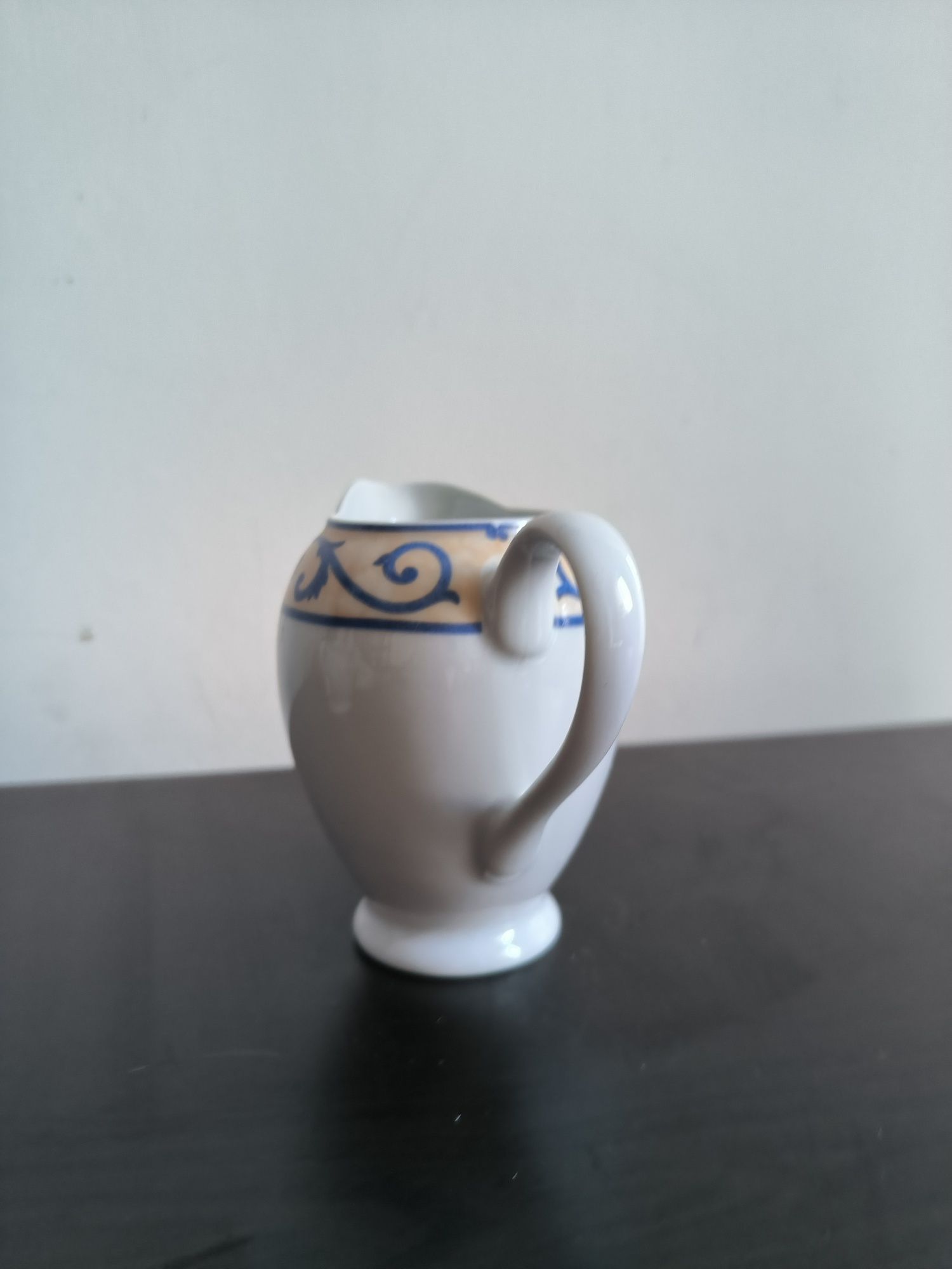 Biały porcelanowy dzbanuszek na mleko mlecznik Art & Design Porcelain