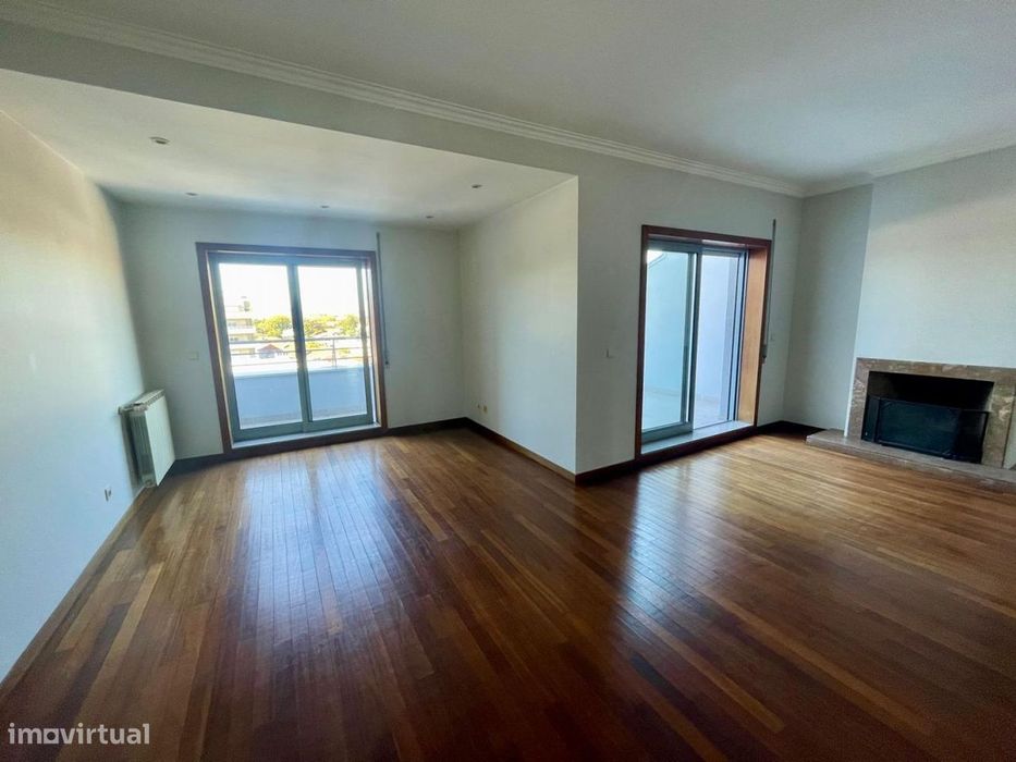 Apartamento T5 Duplex com Terraço, Lareira e Garagem em Zona Premium