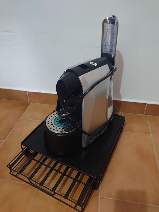 Máquina de café e tabuleiro das cápsulas