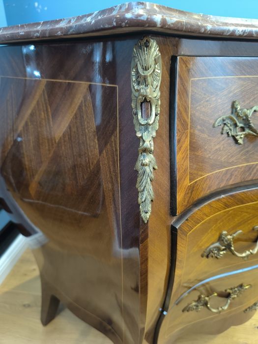 Piękna funkcjonalna intarsjowana komoda z marmurowy blatem