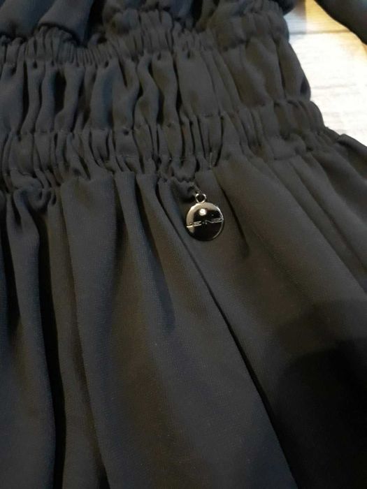 Sukienka czarna z dekoltem