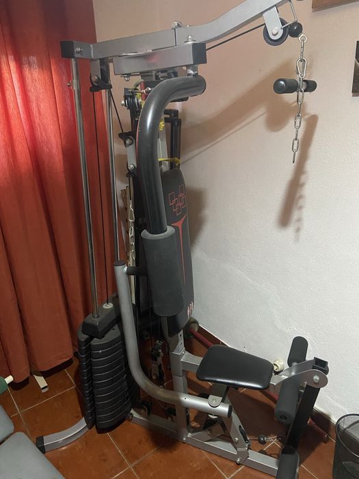 Máquina de ginásio em bom estado