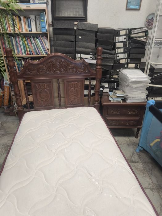 Cama individual+ mesa cabeceira