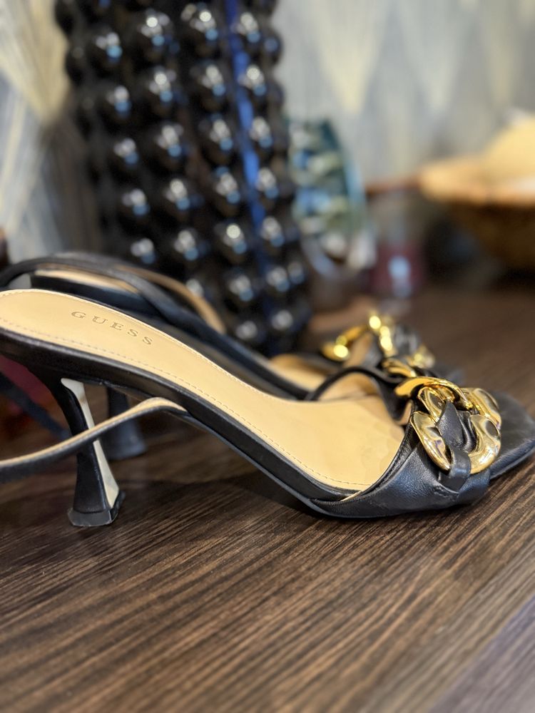 Продам босоніжки Guess