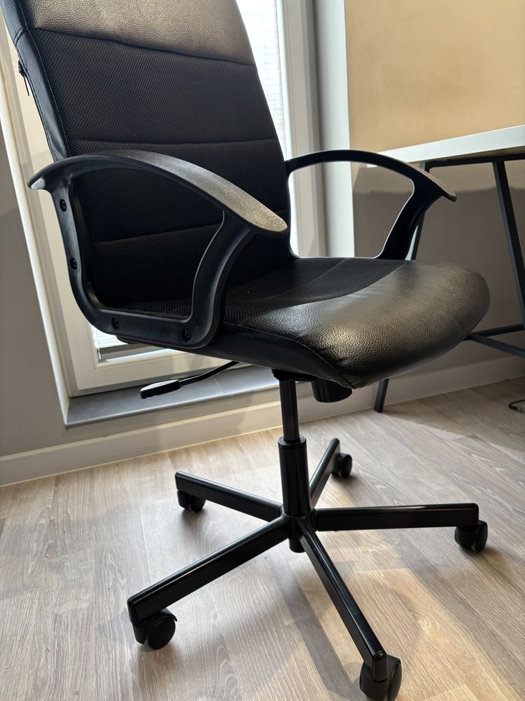 Krzeslo biurkowe i biurko ikea