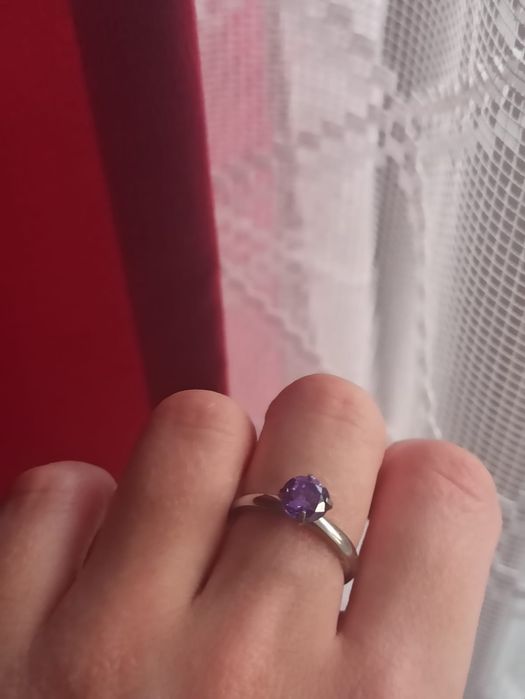 Piękny fioletowy pierścionek cyrkonia oczko pierścionek stal okazja