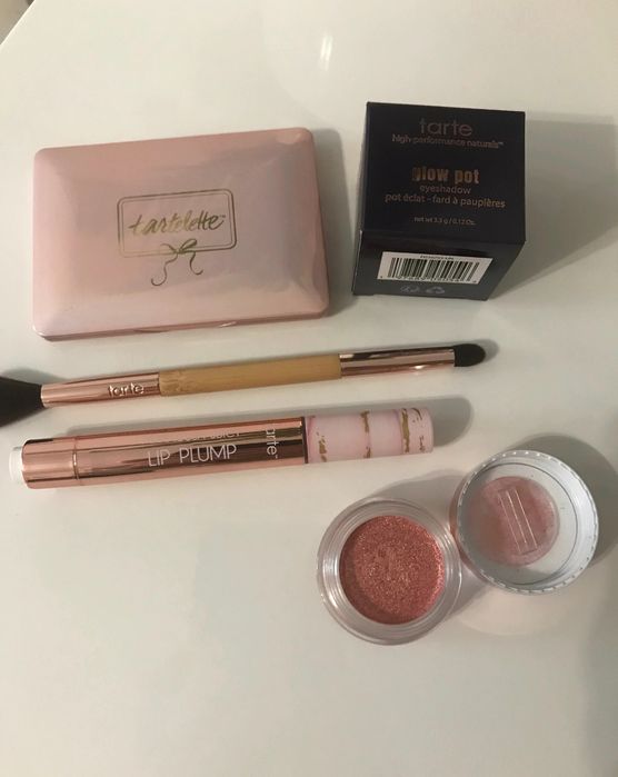 Zestaw tarte kosmetyki i pędzel od producenta