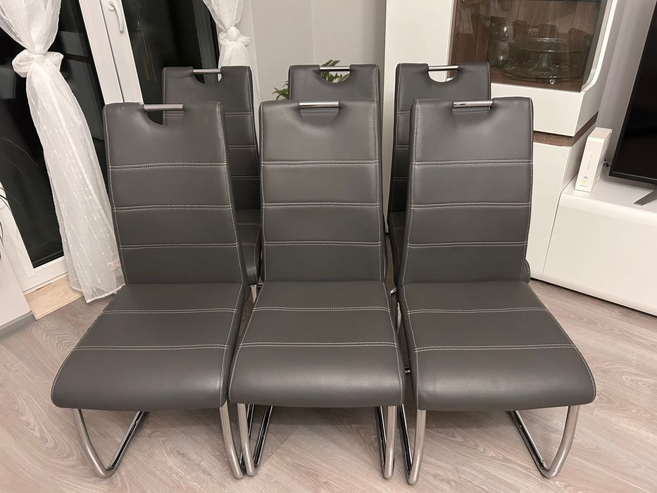 Szare krzesła z ekoskóry