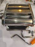 Maquina para abrir massa e fazer macarrão