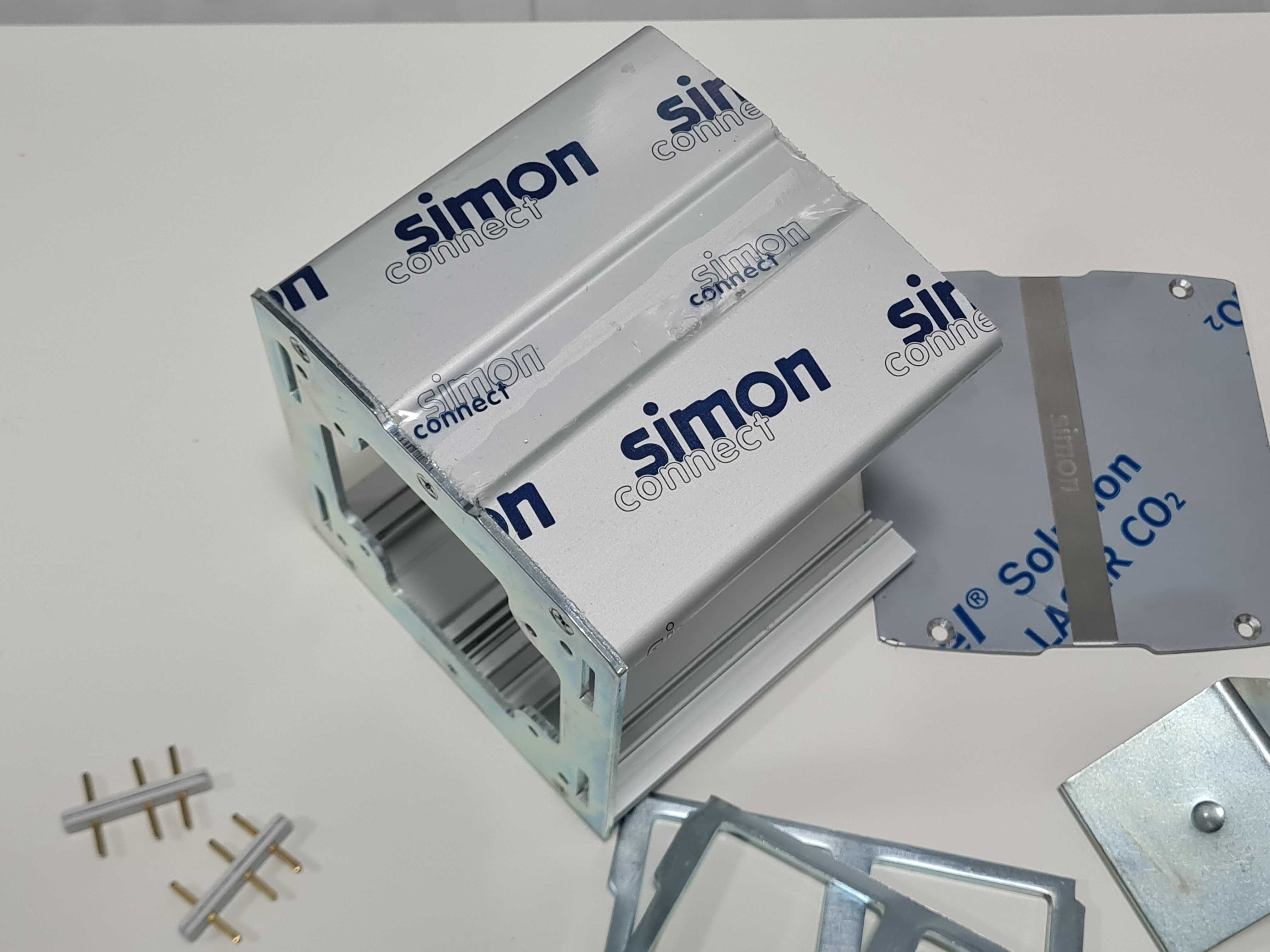 Metalowa miniwieża KT800/8 8x K45 aluminium KONTAKT SIMON  listwa