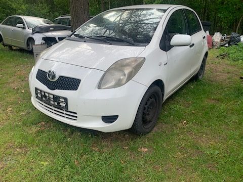 Toyota Yaris II części biała 068