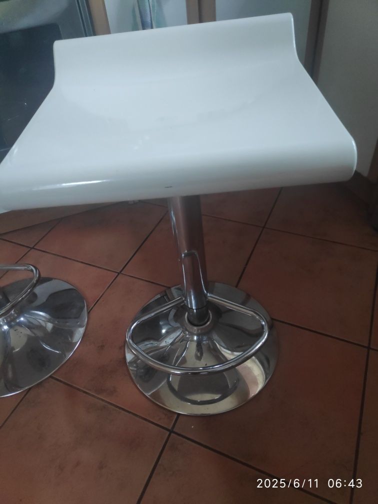 Hokery kuchenne plastikowe siedzisko.