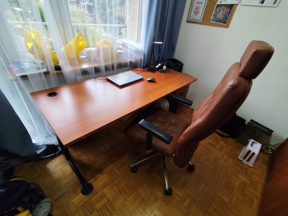 Meble biurowe biurko szafa szafka krzesło skórzane na kółkach komplet
