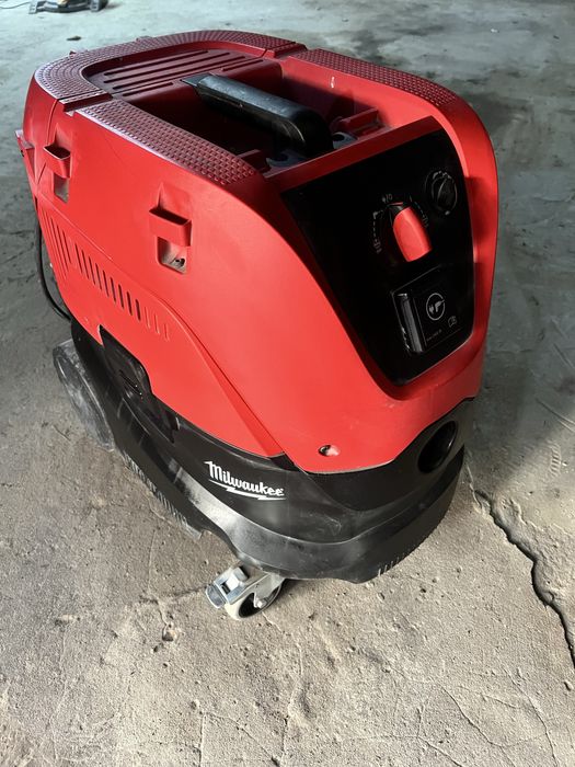 Wynajem Odkurzacz budowlany  milwaukee z gniazdem roboczym