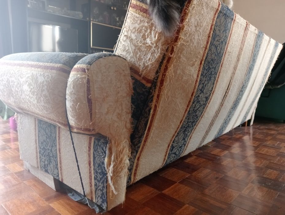 2 sofás de 1 lugar + mesa centro em madeira