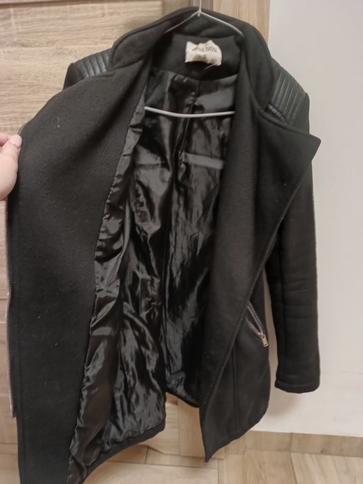 Damski czarny płaszcz zasuwany na suwak w rozmiarze S