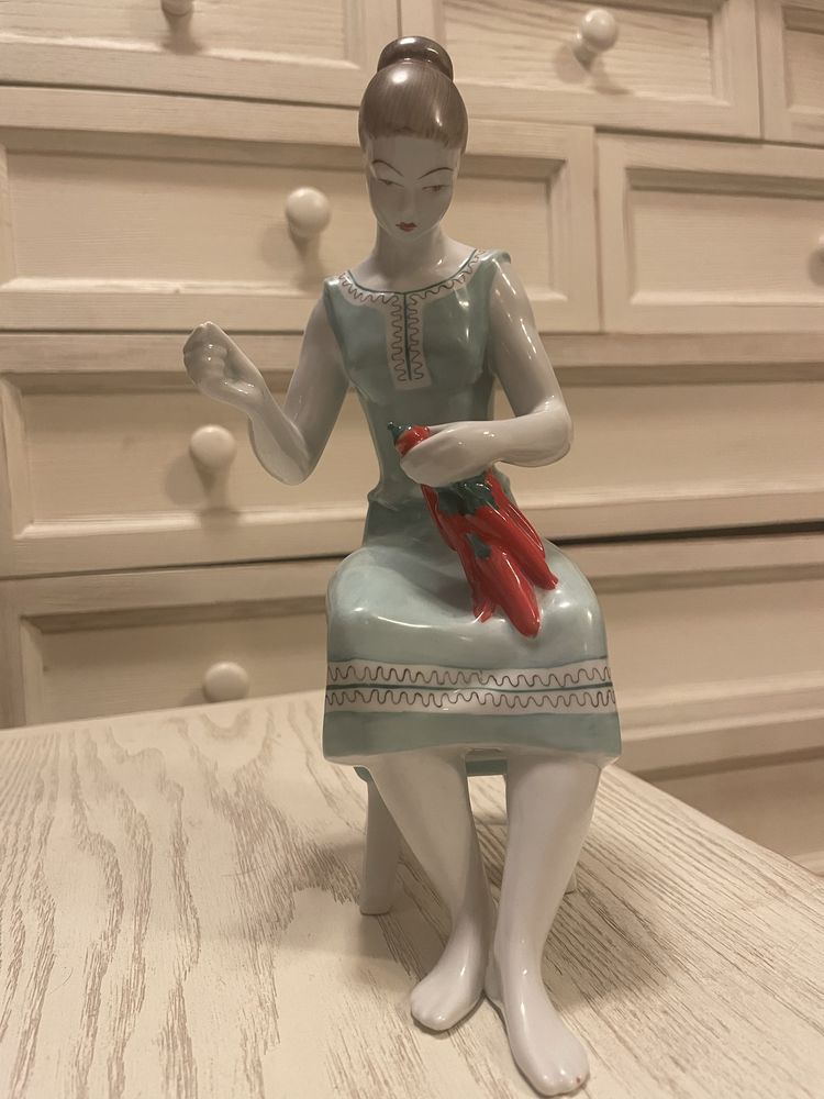 Porcelanowa figurka Kobieta z paprykami Hollohaza Węgry