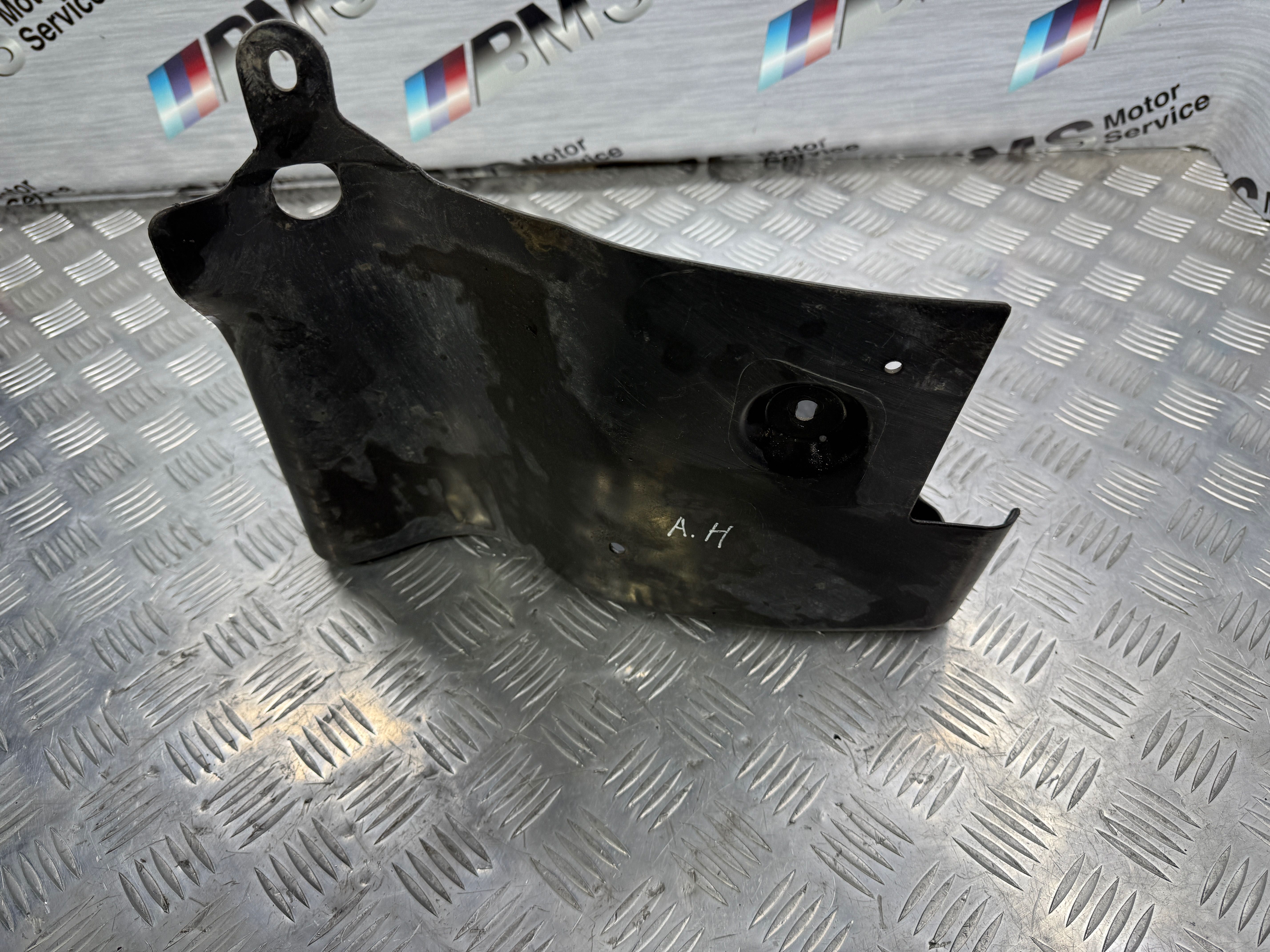 Защита двигателя правая  opel astra h 1.6 2004-2010 13114646