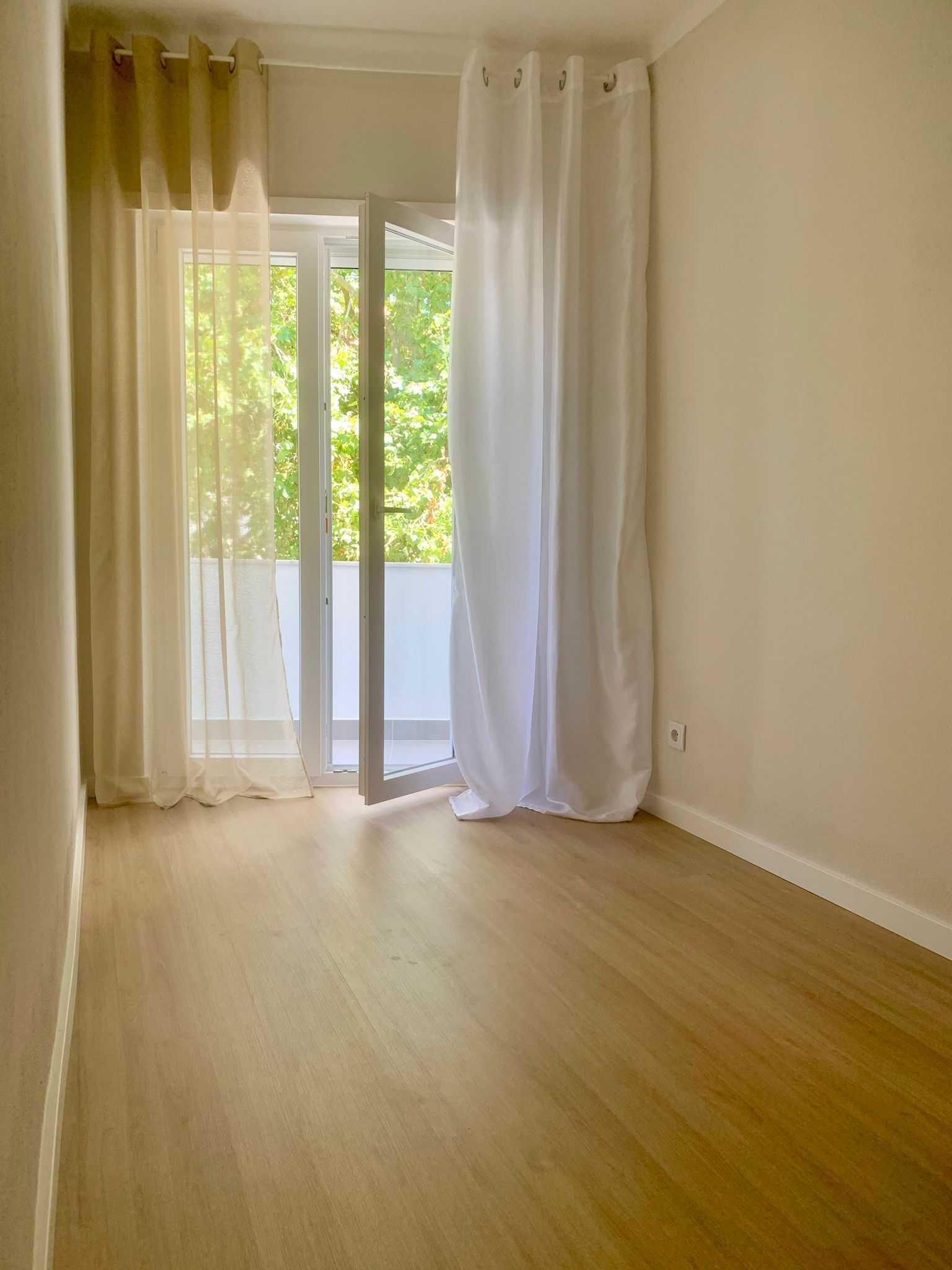 Vende-se moradia V2 em Sesimbra Corredoura