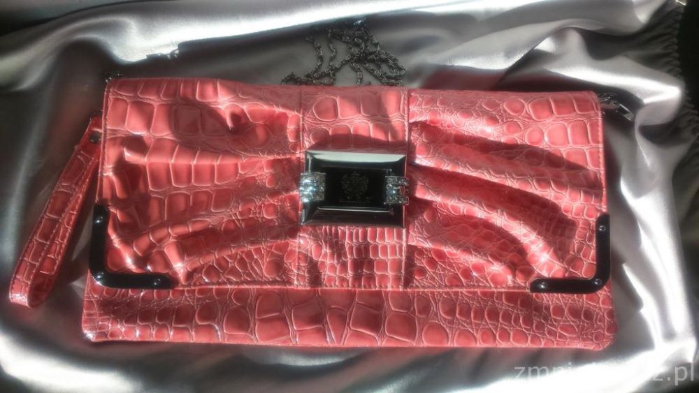 Torebka kopertówka na łańcuszku lakierkowa różowa skóra węża