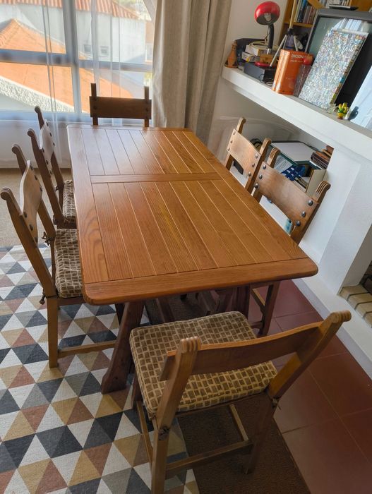 Mesa de jantar e 6 cadeiras em madeira maciça, impecáveis.