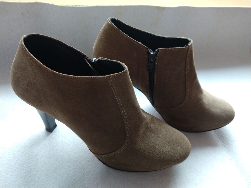 Botins em camurça/pele, cor bege, feitos em PT, tamanho 40