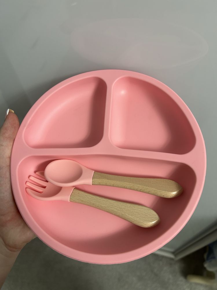 Рожевий дитячий перший посуд для прикорму