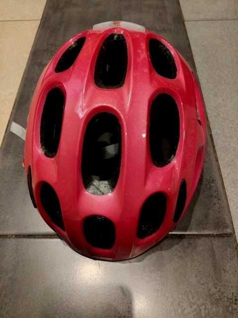 Różowy kask  Abus.