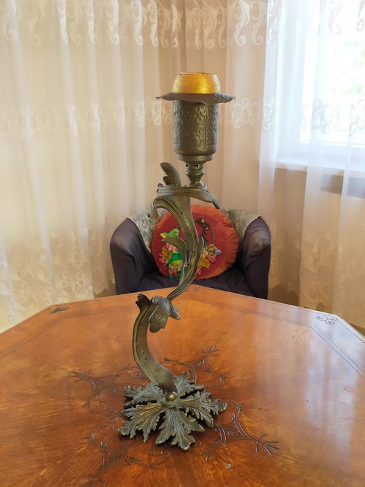 Antyczny świecznik w kształcie liścia akantu