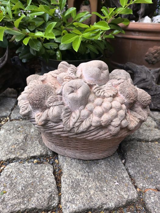 Ozdoba z terakoty, duży kosz z owocami, Terracotta Archeo di Impruneta