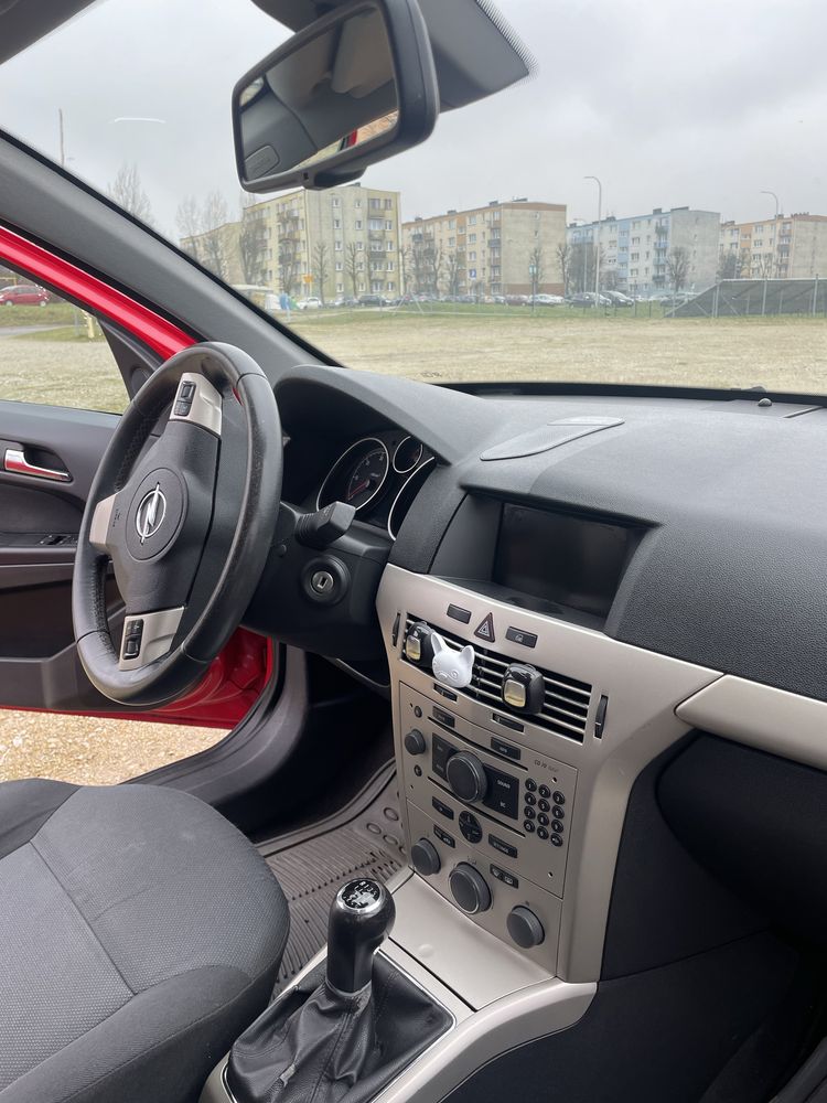Opel Astra czerwony