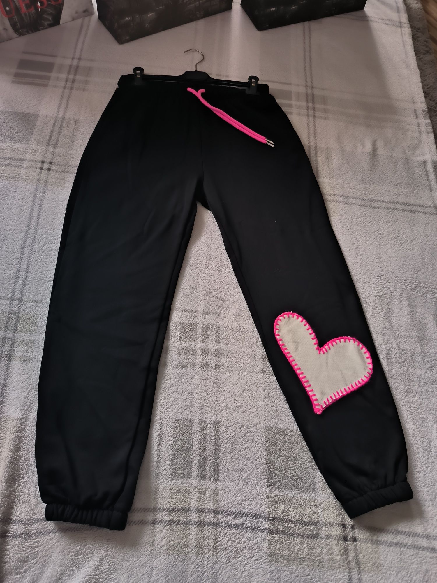 Dres w kolorze czarnym z motywem serca