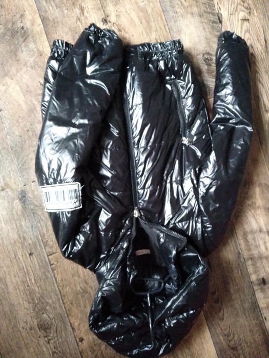 Czarna kurtka damska lakierowana wiosenna
