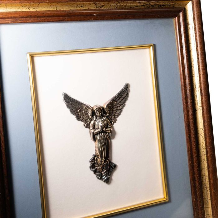 Quadro de madeira com figura em prata - 30cmx26cm