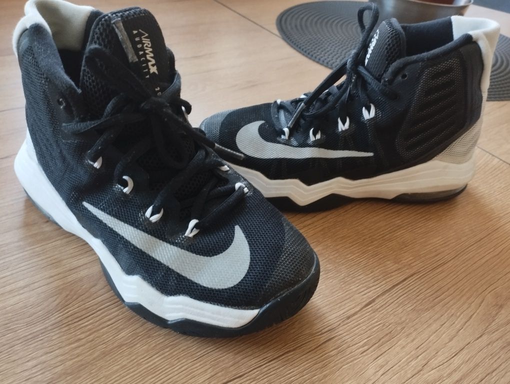 Świetne jesienne buty Nike 31,5