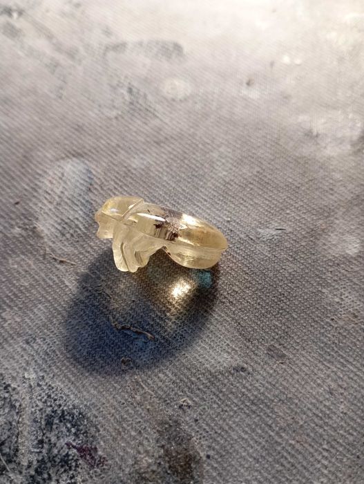 Жук из янтаря. подарок.