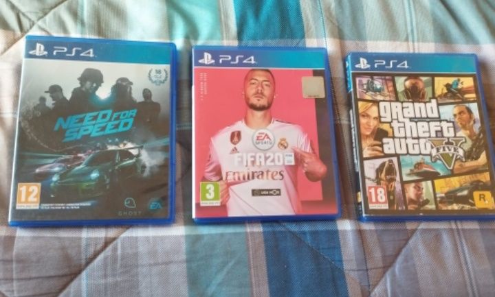 PlayStation 4 1TB+ comando+ 3 jogos