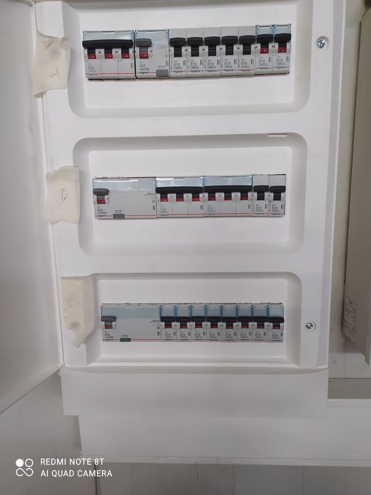 Elektryk gotowie podłączanie urządzeń elektrycznych, projekty,maszyny